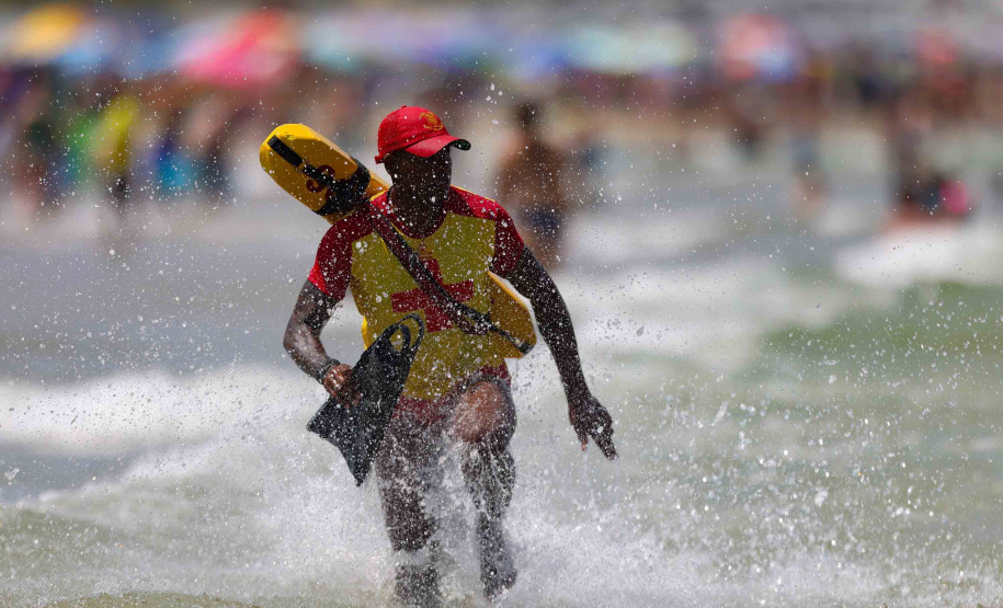 Rádio Vídeos Imagens Editorias Arquivo de Notícias Contato Corpo de Bombeiros do Paraná completa 111 anos de atuação