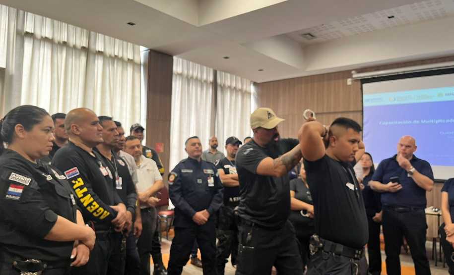 Polícia Penal do Paraná ministra treinamento para agentes penitenciários do Paraguai