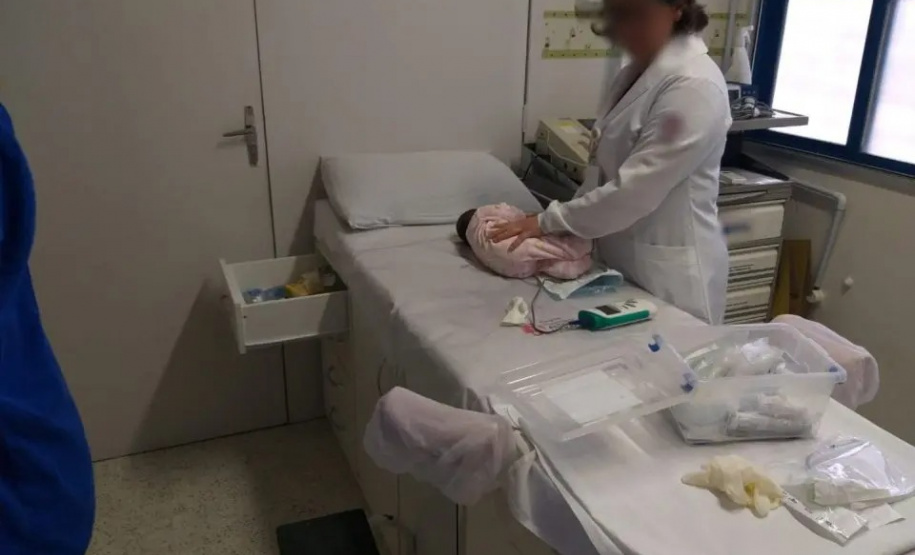 Policiais militares salvam bebê de dez dias engasgada com vômito