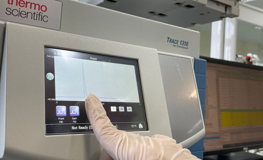 A Polícia Científica do Paraná (PCP) está participando da 3ª rodada do Ensaio de Proficiência em Alcoolemia, evento que é coordenado pelo Instituto Nacional de Metrologia, Qualidade e Tecnologia (Inmetro). A iniciativa tem como principal objetivo melhorar a precisão das análises de concentração de álcool no sangue realizadas por laboratórios de toxicologia forense, auxiliando na aplicação das leis e na justiça criminal. A PCP participa por meio da Seção de Toxicologia Forense.