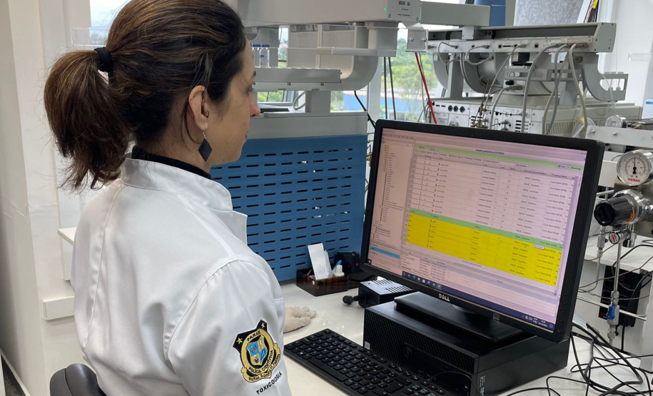 A Polícia Científica do Paraná (PCP) está participando da 3ª rodada do Ensaio de Proficiência em Alcoolemia, evento que é coordenado pelo Instituto Nacional de Metrologia, Qualidade e Tecnologia (Inmetro). A iniciativa tem como principal objetivo melhorar a precisão das análises de concentração de álcool no sangue realizadas por laboratórios de toxicologia forense, auxiliando na aplicação das leis e na justiça criminal. A PCP participa por meio da Seção de Toxicologia Forense.