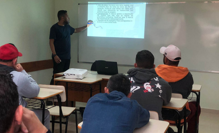 Pessoas privadas de liberdade participam de aulão preparatório para o Encceja