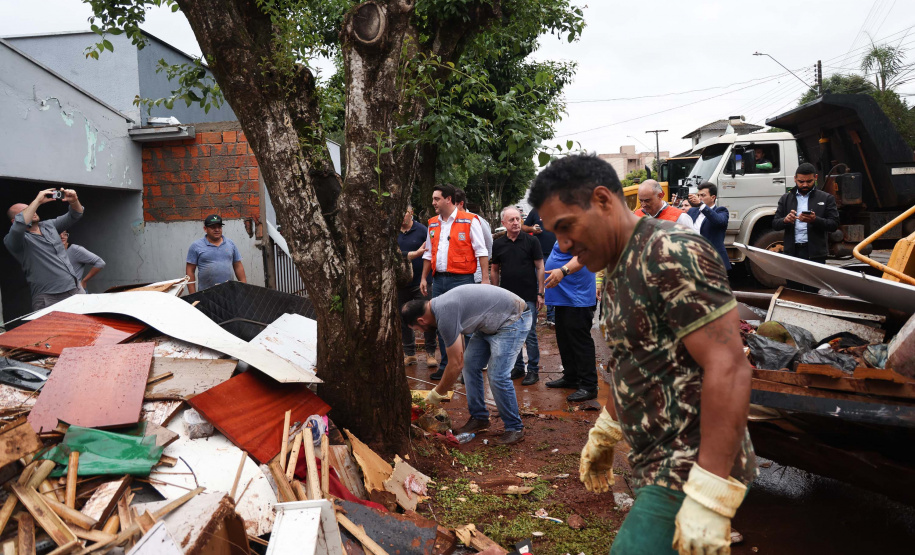 Governador acompanha atendimento à população de Dois Vizinhos e reforça apoio a municípios