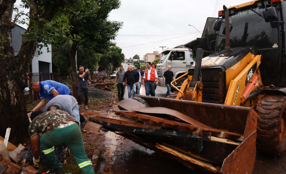 Governador acompanha atendimento à população de Dois Vizinhos e reforça apoio a municípios