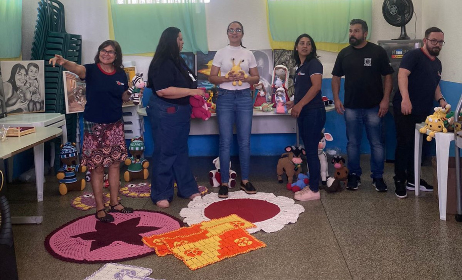 Em Foz do Iguaçu, Polícia Penal entrega amigurumis para ONG e Delegacia da Mulher