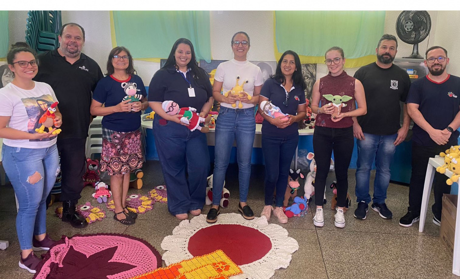 Em Foz do Iguaçu, Polícia Penal entrega amigurumis para ONG e Delegacia da Mulher