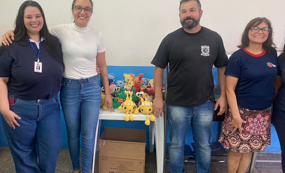 Em Foz do Iguaçu, Polícia Penal entrega amigurumis para ONG e Delegacia da Mulher