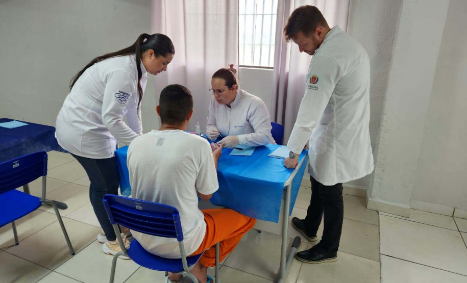 Polícia Penal leva alunos de enfermagem para atender apenados, em Piraquara
