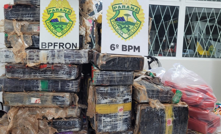 PMPR apreende quase uma tonelada de maconha, fuzil e munições na região Oeste do estado