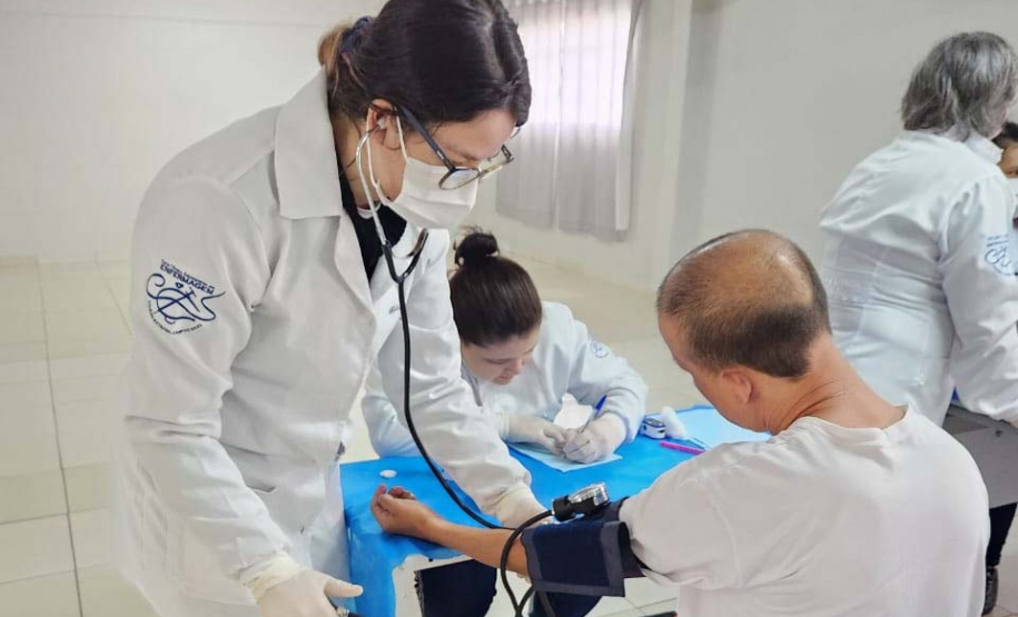 Polícia Penal leva alunos de enfermagem para atender apenados, em Piraquara