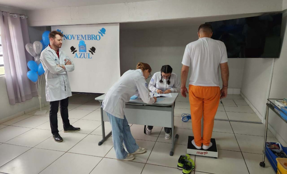 Polícia Penal leva alunos de enfermagem para atender apenados, em Piraquara