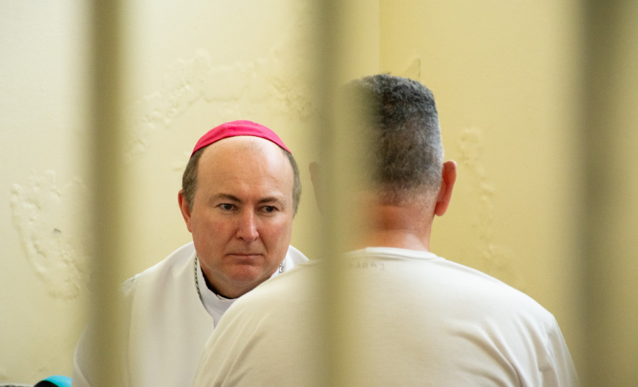 Em primeiro ato católico ao público masculino, Bispo Dom Zico celebra missa no Complexo Médico Penal