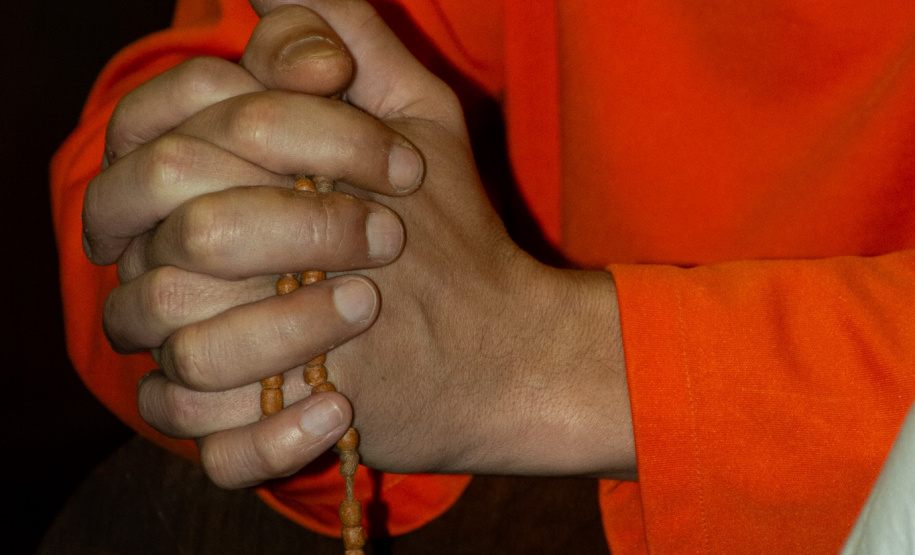 Em primeiro ato católico ao público masculino, Bispo Dom Zico celebra missa no Complexo Médico Penal