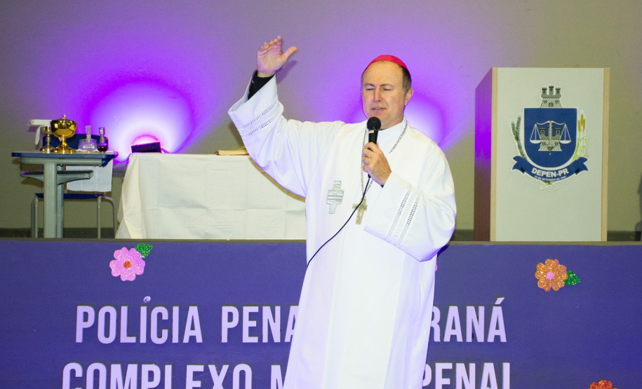 Em primeiro ato católico ao público masculino, Bispo Dom Zico celebra missa no Complexo Médico Penal