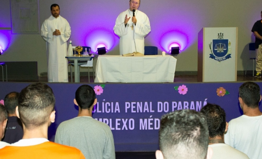 Em primeiro ato católico ao público masculino, Bispo Dom Zico celebra missa no Complexo Médico Penal