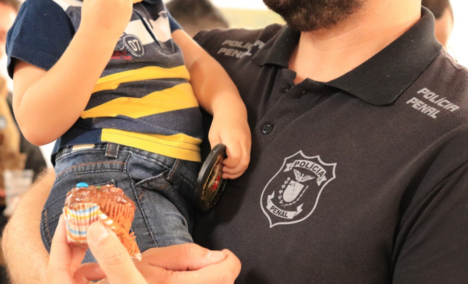 Crianças e adolescentes em acolhimento social de Cascavel recebem visita e presentes de policiais penais