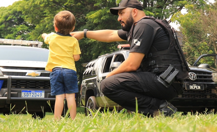 Crianças e adolescentes em acolhimento social de Cascavel recebem visita e presentes de policiais penais