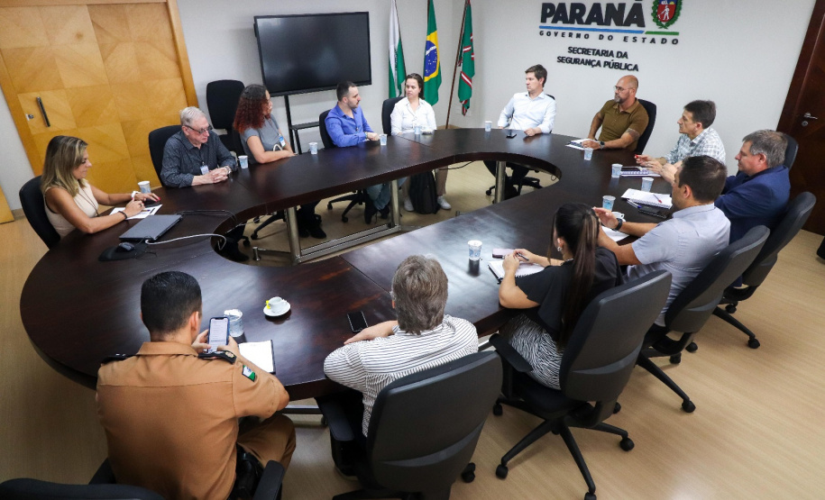 Secretário Hudson recebe secretário Santin Roveda e integrantes do Grupo Dignidade do Paraná