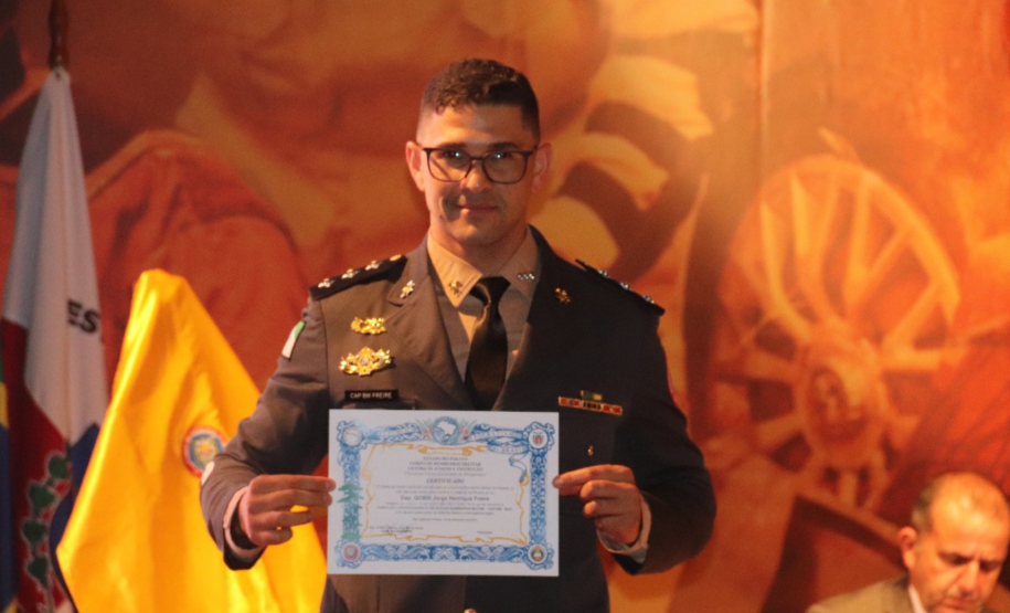 Capitães celebram formatura do CAO e homenageiam colega