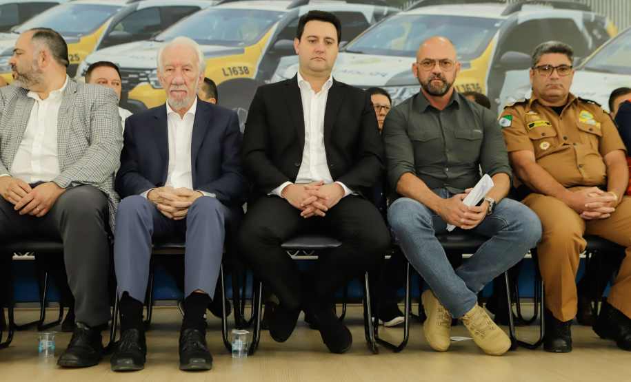 O governador Carlos Massa Ratinho Junior entregou nesta terça-feira (12) 142 novas viaturas para a Polícia Militar do Paraná (PMPR). Os veículos, que são parte de um investimento total de R$ 82 milhões em mais de 380 novos veículos, serão usados para reforçar o patrulhamento policial em todo o Estado e dar mais agilidade ao atendimento da população.  O investimento na frota da PM vai atender a todas as regiões, dando sequência a um plano de modernização das forças de segurança do Paraná. "O que nós estamos