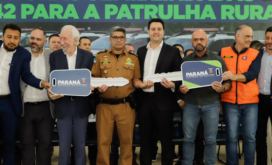 O governador Carlos Massa Ratinho Junior entregou nesta terça-feira (12) 142 novas viaturas para a Polícia Militar do Paraná (PMPR). Os veículos, que são parte de um investimento total de R$ 82 milhões em mais de 380 novos veículos, serão usados para reforçar o patrulhamento policial em todo o Estado e dar mais agilidade ao atendimento da população.  O investimento na frota da PM vai atender a todas as regiões, dando sequência a um plano de modernização das forças de segurança do Paraná. "O que nós estamos