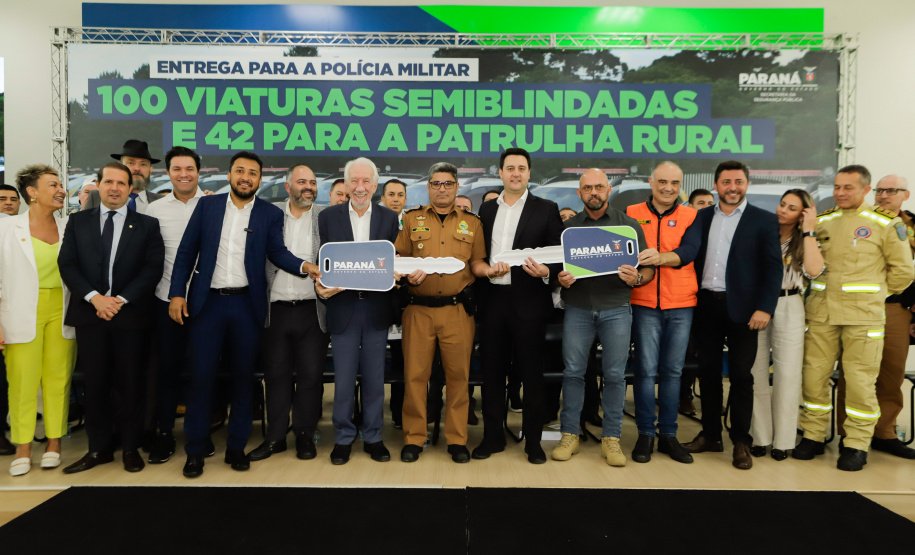 O governador Carlos Massa Ratinho Junior entregou nesta terça-feira (12) 142 novas viaturas para a Polícia Militar do Paraná (PMPR). Os veículos, que são parte de um investimento total de R$ 82 milhões em mais de 380 novos veículos, serão usados para reforçar o patrulhamento policial em todo o Estado e dar mais agilidade ao atendimento da população.  O investimento na frota da PM vai atender a todas as regiões, dando sequência a um plano de modernização das forças de segurança do Paraná. "O que nós estamos
