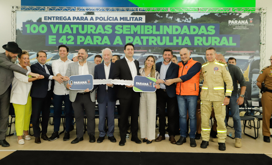 O governador Carlos Massa Ratinho Junior entregou nesta terça-feira (12) 142 novas viaturas para a Polícia Militar do Paraná (PMPR). Os veículos, que são parte de um investimento total de R$ 82 milhões em mais de 380 novos veículos, serão usados para reforçar o patrulhamento policial em todo o Estado e dar mais agilidade ao atendimento da população.  O investimento na frota da PM vai atender a todas as regiões, dando sequência a um plano de modernização das forças de segurança do Paraná. "O que nós estamos