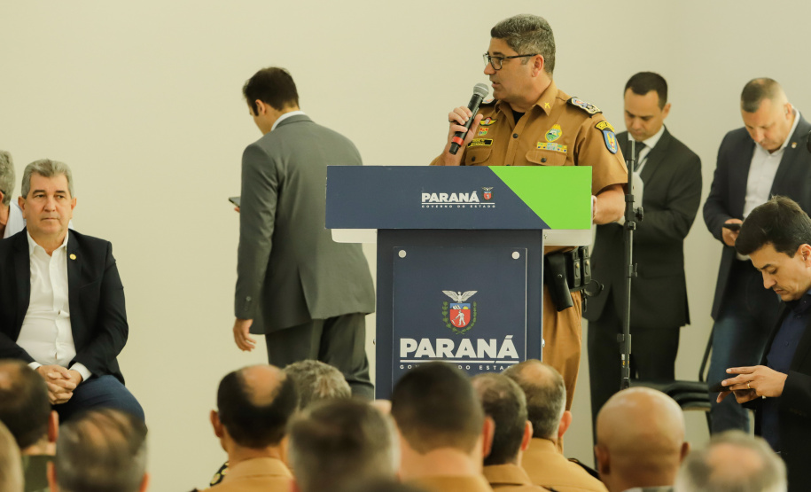O governador Carlos Massa Ratinho Junior entregou nesta terça-feira (12) 142 novas viaturas para a Polícia Militar do Paraná (PMPR). Os veículos, que são parte de um investimento total de R$ 82 milhões em mais de 380 novos veículos, serão usados para reforçar o patrulhamento policial em todo o Estado e dar mais agilidade ao atendimento da população.  O investimento na frota da PM vai atender a todas as regiões, dando sequência a um plano de modernização das forças de segurança do Paraná. "O que nós estamos