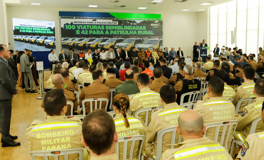 O governador Carlos Massa Ratinho Junior entregou nesta terça-feira (12) 142 novas viaturas para a Polícia Militar do Paraná (PMPR). Os veículos, que são parte de um investimento total de R$ 82 milhões em mais de 380 novos veículos, serão usados para reforçar o patrulhamento policial em todo o Estado e dar mais agilidade ao atendimento da população.  O investimento na frota da PM vai atender a todas as regiões, dando sequência a um plano de modernização das forças de segurança do Paraná. "O que nós estamos