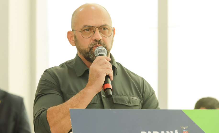 O governador Carlos Massa Ratinho Junior entregou nesta terça-feira (12) 142 novas viaturas para a Polícia Militar do Paraná (PMPR). Os veículos, que são parte de um investimento total de R$ 82 milhões em mais de 380 novos veículos, serão usados para reforçar o patrulhamento policial em todo o Estado e dar mais agilidade ao atendimento da população.  O investimento na frota da PM vai atender a todas as regiões, dando sequência a um plano de modernização das forças de segurança do Paraná. "O que nós estamos