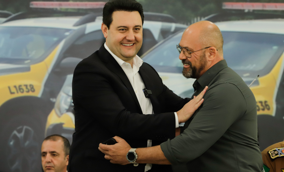 O governador Carlos Massa Ratinho Junior entregou nesta terça-feira (12) 142 novas viaturas para a Polícia Militar do Paraná (PMPR). Os veículos, que são parte de um investimento total de R$ 82 milhões em mais de 380 novos veículos, serão usados para reforçar o patrulhamento policial em todo o Estado e dar mais agilidade ao atendimento da população.  O investimento na frota da PM vai atender a todas as regiões, dando sequência a um plano de modernização das forças de segurança do Paraná. "O que nós estamos