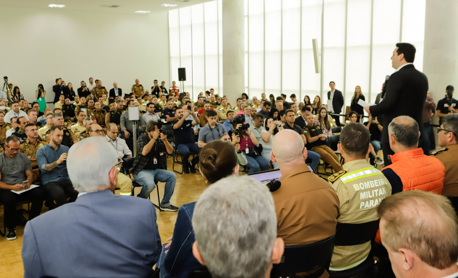O governador Carlos Massa Ratinho Junior entregou nesta terça-feira (12) 142 novas viaturas para a Polícia Militar do Paraná (PMPR). Os veículos, que são parte de um investimento total de R$ 82 milhões em mais de 380 novos veículos, serão usados para reforçar o patrulhamento policial em todo o Estado e dar mais agilidade ao atendimento da população.  O investimento na frota da PM vai atender a todas as regiões, dando sequência a um plano de modernização das forças de segurança do Paraná. "O que nós estamos