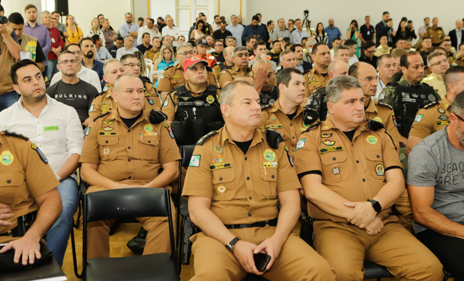 O governador Carlos Massa Ratinho Junior entregou nesta terça-feira (12) 142 novas viaturas para a Polícia Militar do Paraná (PMPR). Os veículos, que são parte de um investimento total de R$ 82 milhões em mais de 380 novos veículos, serão usados para reforçar o patrulhamento policial em todo o Estado e dar mais agilidade ao atendimento da população.  O investimento na frota da PM vai atender a todas as regiões, dando sequência a um plano de modernização das forças de segurança do Paraná. "O que nós estamos