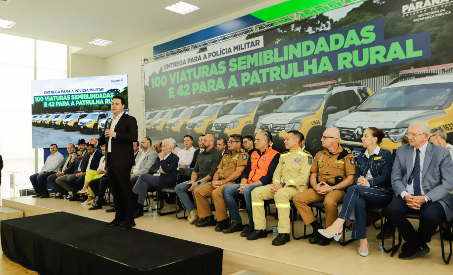 O governador Carlos Massa Ratinho Junior entregou nesta terça-feira (12) 142 novas viaturas para a Polícia Militar do Paraná (PMPR). Os veículos, que são parte de um investimento total de R$ 82 milhões em mais de 380 novos veículos, serão usados para reforçar o patrulhamento policial em todo o Estado e dar mais agilidade ao atendimento da população.  O investimento na frota da PM vai atender a todas as regiões, dando sequência a um plano de modernização das forças de segurança do Paraná. "O que nós estamos