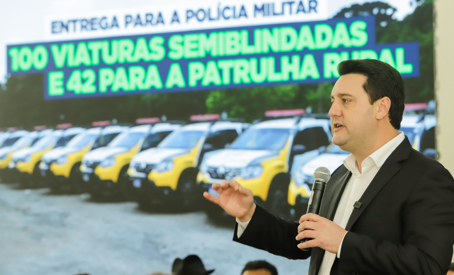 O governador Carlos Massa Ratinho Junior entregou nesta terça-feira (12) 142 novas viaturas para a Polícia Militar do Paraná (PMPR). Os veículos, que são parte de um investimento total de R$ 82 milhões em mais de 380 novos veículos, serão usados para reforçar o patrulhamento policial em todo o Estado e dar mais agilidade ao atendimento da população.  O investimento na frota da PM vai atender a todas as regiões, dando sequência a um plano de modernização das forças de segurança do Paraná. "O que nós estamos