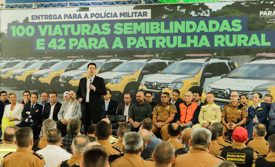 O governador Carlos Massa Ratinho Junior entregou nesta terça-feira (12) 142 novas viaturas para a Polícia Militar do Paraná (PMPR). Os veículos, que são parte de um investimento total de R$ 82 milhões em mais de 380 novos veículos, serão usados para reforçar o patrulhamento policial em todo o Estado e dar mais agilidade ao atendimento da população.  O investimento na frota da PM vai atender a todas as regiões, dando sequência a um plano de modernização das forças de segurança do Paraná. "O que nós estamos