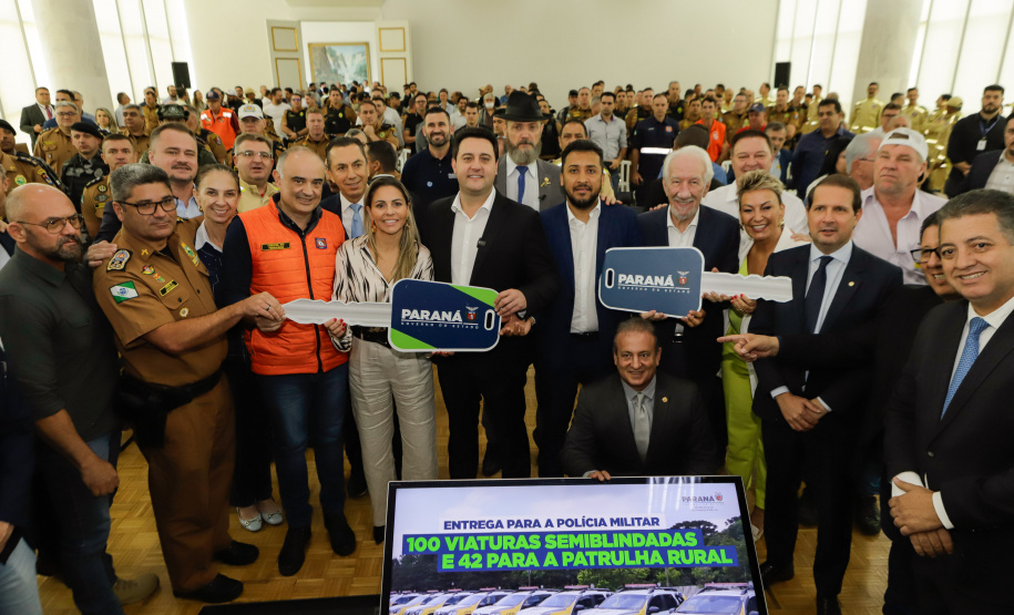 O governador Carlos Massa Ratinho Junior entregou nesta terça-feira (12) 142 novas viaturas para a Polícia Militar do Paraná (PMPR). Os veículos, que são parte de um investimento total de R$ 82 milhões em mais de 380 novos veículos, serão usados para reforçar o patrulhamento policial em todo o Estado e dar mais agilidade ao atendimento da população.  O investimento na frota da PM vai atender a todas as regiões, dando sequência a um plano de modernização das forças de segurança do Paraná. "O que nós estamos