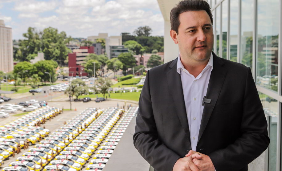 O governador Carlos Massa Ratinho Junior entregou nesta terça-feira (12) 142 novas viaturas para a Polícia Militar do Paraná (PMPR). Os veículos, que são parte de um investimento total de R$ 82 milhões em mais de 380 novos veículos, serão usados para reforçar o patrulhamento policial em todo o Estado e dar mais agilidade ao atendimento da população.  O investimento na frota da PM vai atender a todas as regiões, dando sequência a um plano de modernização das forças de segurança do Paraná. "O que nós estamos