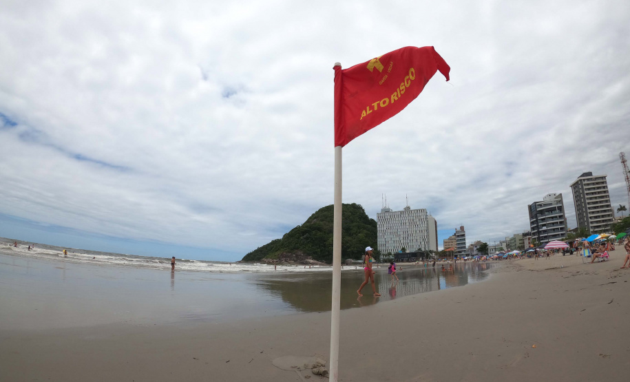 Verde, amarela, vermelha e preta: bandeiras na orla ajudam a orientar banhistas