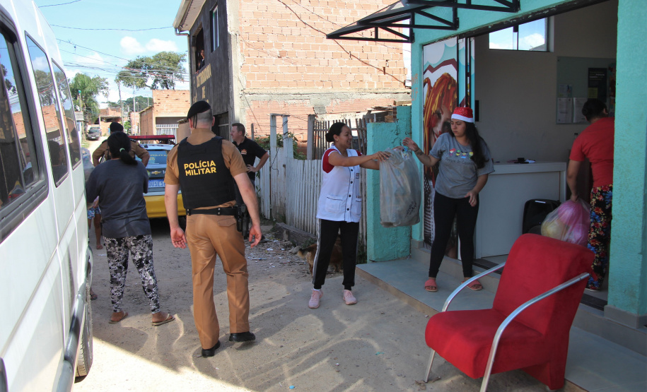 Policiais militares do COPOM arrecadam e doam 1,1 mil brinquedos para Projeto Amigos do Caximba