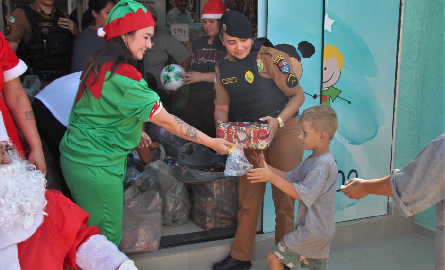 Policiais militares do COPOM arrecadam e doam 1,1 mil brinquedos para Projeto Amigos do Caximba