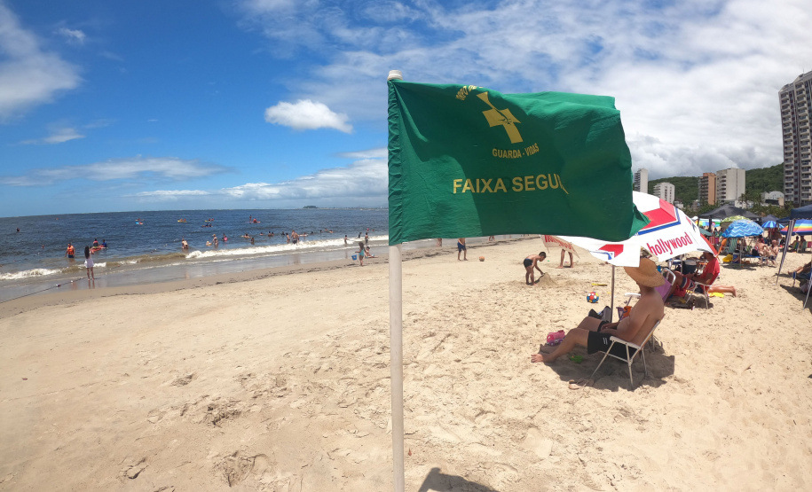 Verde, amarela, vermelha e preta: bandeiras na orla ajudam a orientar banhistas