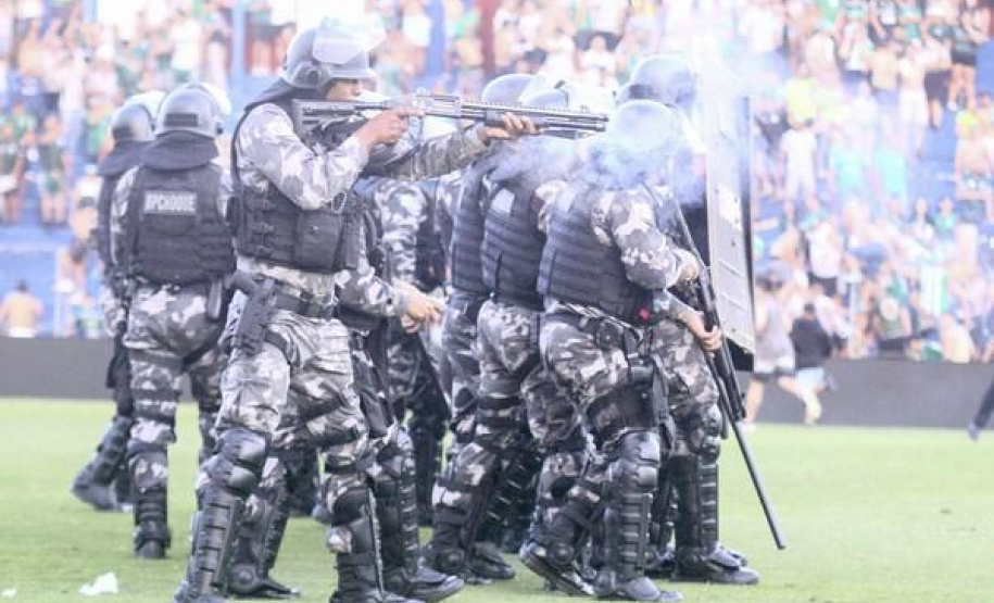 BATALHÃO DE CHOQUE DA PMPR APRESENTA BALANÇO DE PRISÕES E APREENSÕES EM 2023