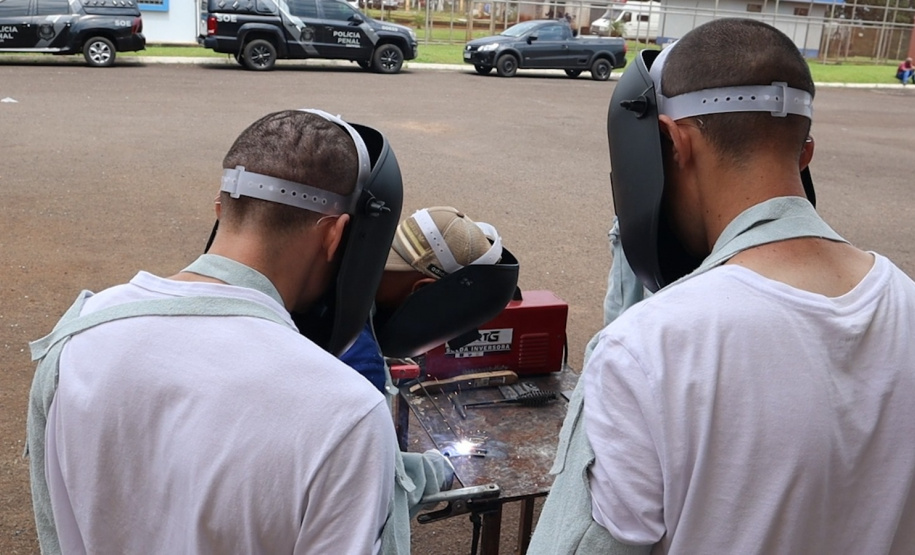 Polícia Penal qualifica 23 apenados em cursos de soldador e de corte e costura em Cascavel