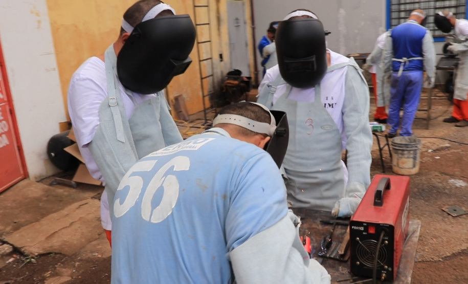 Polícia Penal qualifica 23 apenados em cursos de soldador e de corte e costura em Cascavel