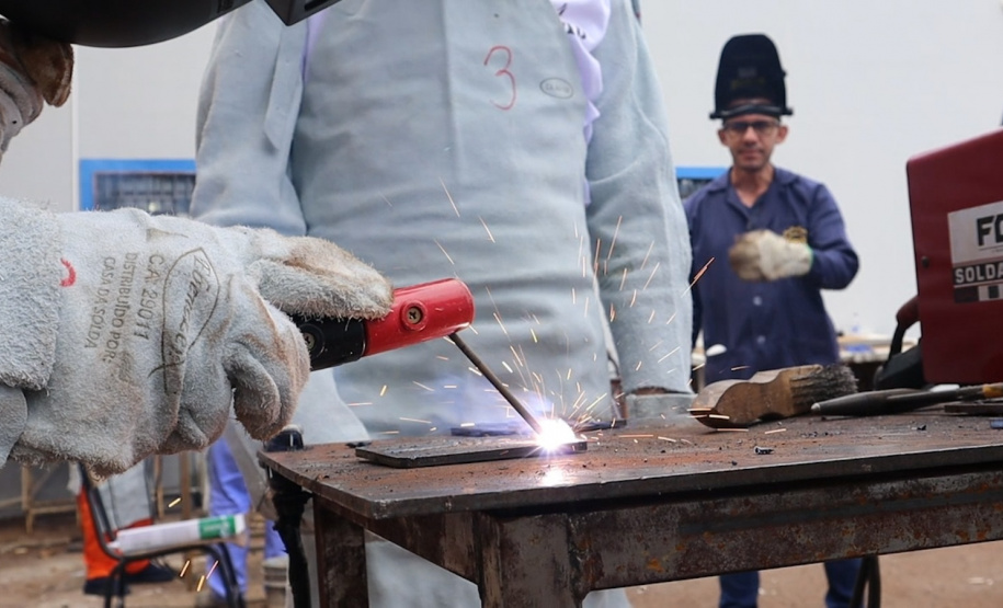 Polícia Penal qualifica 23 apenados em cursos de soldador e de corte e costura em Cascavel