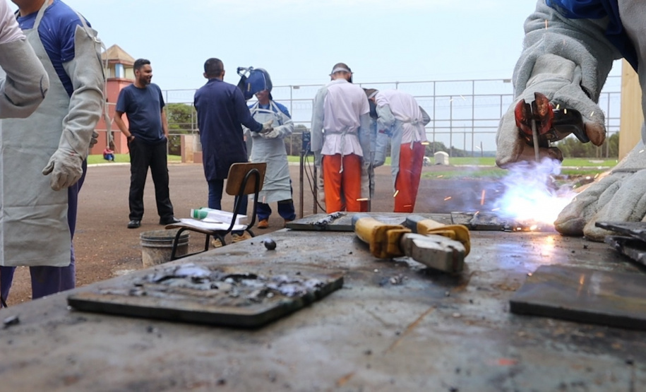Polícia Penal qualifica 23 apenados em cursos de soldador e de corte e costura em Cascavel