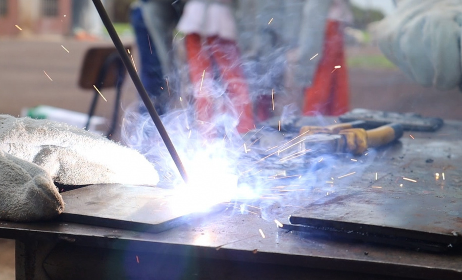 Polícia Penal qualifica 23 apenados em cursos de soldador e de corte e costura em Cascavel