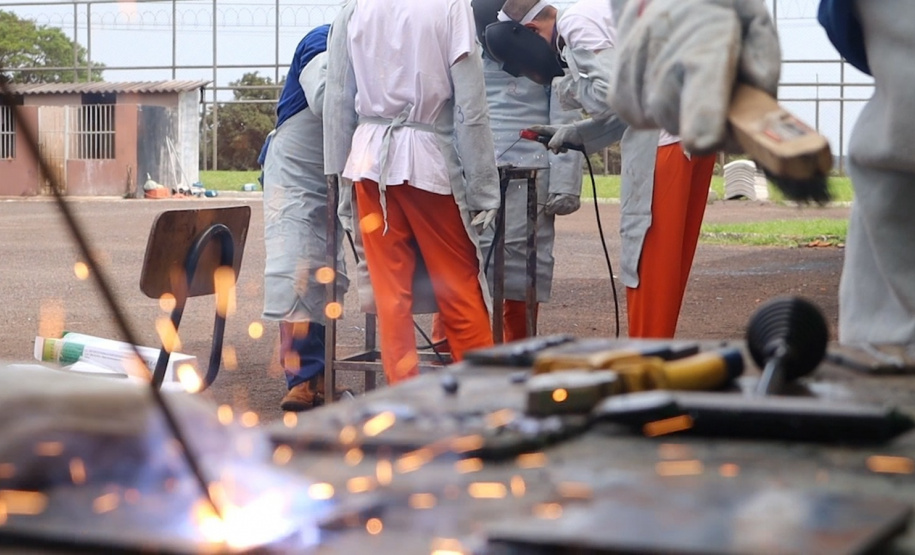 Polícia Penal qualifica 23 apenados em cursos de soldador e de corte e costura em Cascavel