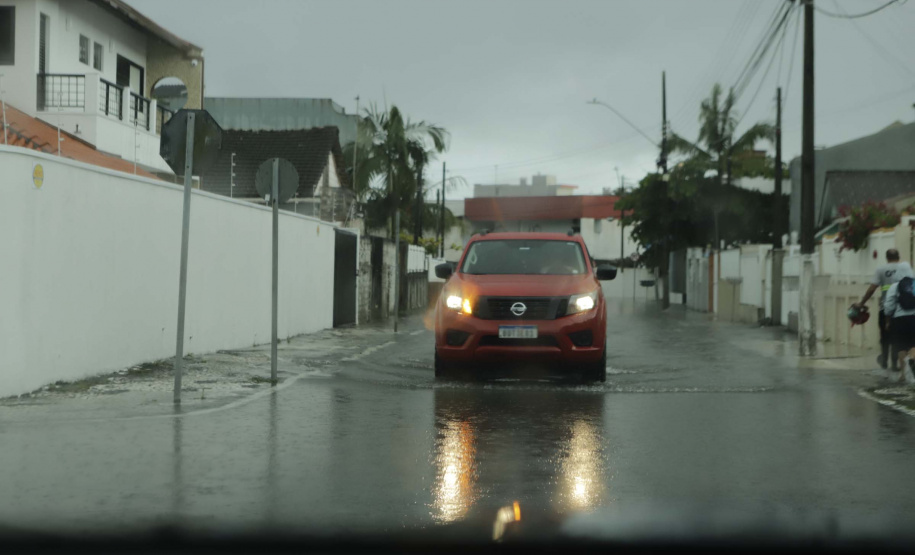 Força-tarefa: Corpo de Bombeiros atende famílias atingidas pelas chuvas no Litoral